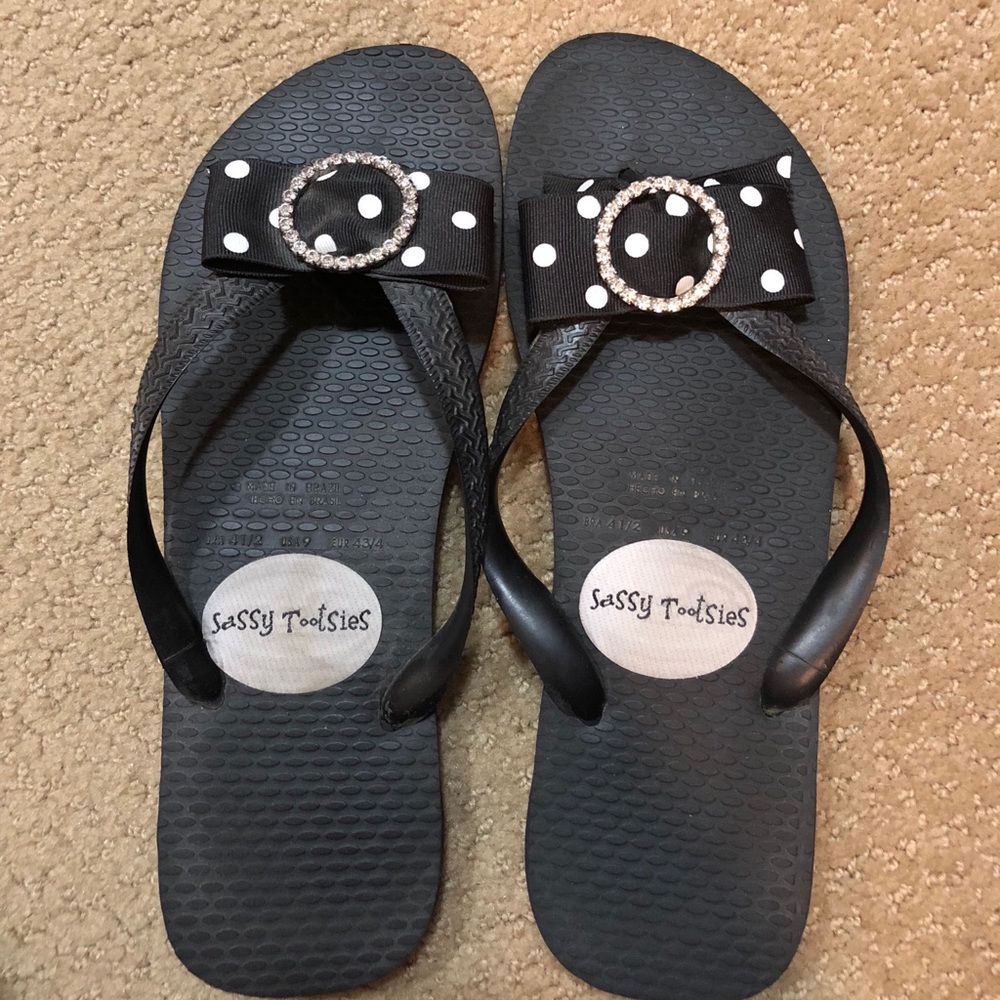 Barely worn sassy tootsies flip flops